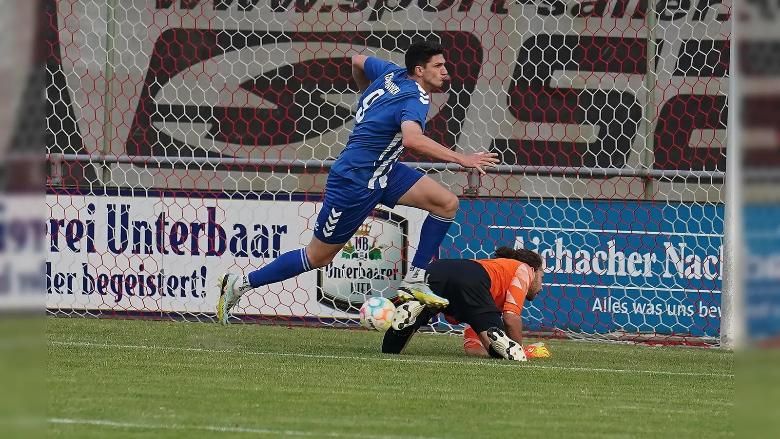 Mit seinem 2:2 in der Nachspielzeit bewahrte Marco Bergmair (linkes Bild) den TSV Inchenhofen vor dem Abstieg. (Foto: Siegfried Kerpf)
