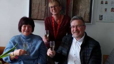 <b>Ingeborg Kiener</b> an ihrem Geburtstag zusammen mit Bürgermeister Michael Reiter und Hausdame Lu Obesser (hinten).  (Foto: Gisela Huber)