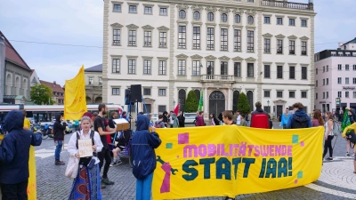Nach längerer Pause hat am Freitagabend wieder eine Demonstration von Fridays for Future auf dem Augsburger Rathausplatz stattgefunden. (Foto: Maximilian Tauch)