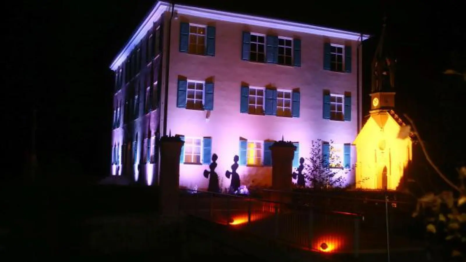 In Pastelltönen   leuchtet das Sisi-Schloss bei der Aichacher Museumsnacht. 	Archivfotos: Erich Echter (Archivfotos: Erich Echter)