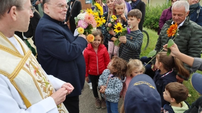 <b>Die Oberwittelsbacher Kinder</b> empfingen Bischof Bertram Meier mit Blumen. (Foto: Erich Hoffmann)
