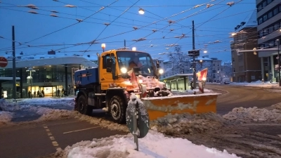 Aufgrund von unzureichend geräumten Straßen und Wegen gab es Kritik am Augsburger Winterdienst. Nun reagiert der AWS – und erklärt sein Vorgehen. (Foto: Maximilian Tauch)