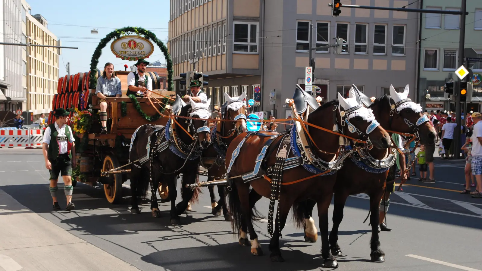 Für den Festumzug zum Beginn des Herbstplärrers werden am Samstag in der Augsburger Innenstadt mehrere Straßen für den Verkehr gesperrt.  (Archivfoto: Markus Höck)
