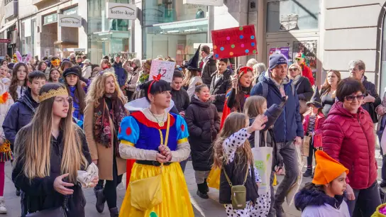 Etwa 800 Kinder und Jugendliche zogen am Rosenmontag maskiert beim Gaudiwurm durch die Augsburger Innenstadt. Nun gab die Stadt bekannt, dass die Veranstaltung 2024 erneut stattfinden soll.  (Foto: Maximilian Tauch)