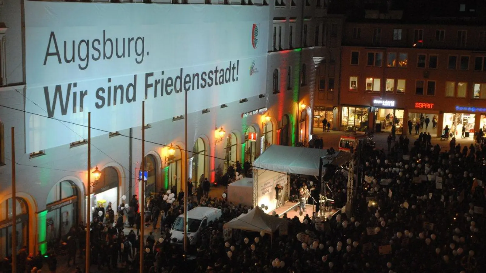 Über der Mahnwache während der Frauke-Petry-Rede im Augsburger Rathaus hing ein großes Friedensstadt-Banner. Ein wichtiges Zeichen, wie Augsburg mit seiner Rolle als Friedensstadt umgehen soll. (Foto: Markus Höck)