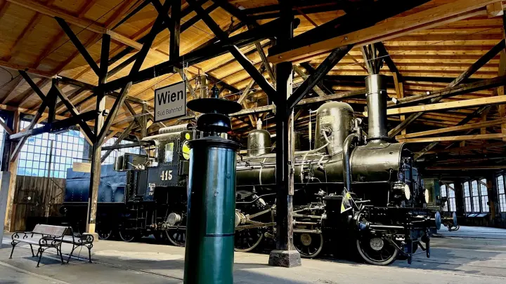 Die denkmalgeschützten Hallen und die historischen Lokomotiven im Bahnpark Augsburg bilden die Kulisse für die Theaterproduktion „Zeitreise Europa“. (Foto: Bahnpark Augsburg)