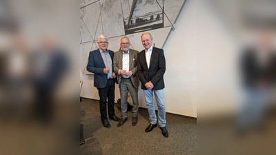 Seit jeweils vier Jahrzehnten Mitglied im Aichacher Stadtrat (von links): Helmut Beck (CSU), Bürgermeister Klaus Habermann (SPD) und Georg Robert Jung (FWG). (Foto: privat)