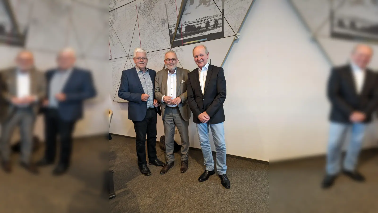 Seit jeweils vier Jahrzehnten Mitglied im Aichacher Stadtrat (von links): Helmut Beck (CSU), Bürgermeister Klaus Habermann (SPD) und Georg Robert Jung (FWG). (Foto: privat)