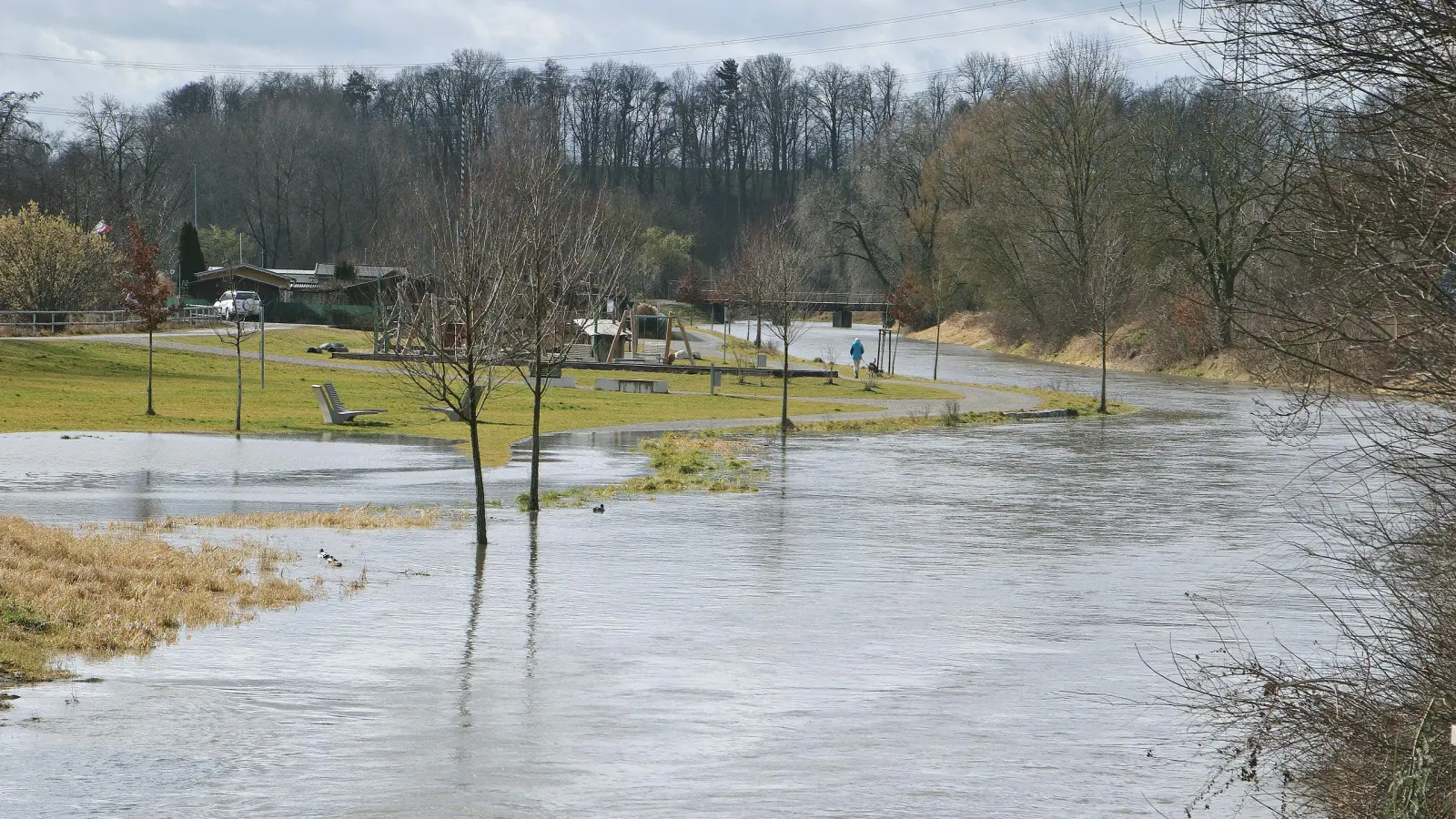 Winterregen ließ den Aichacher Flutgraben am 4. April 2020 zum Fluss anschwellen.