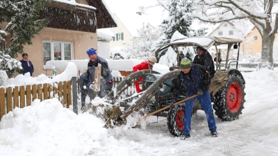 Mit vereinten Kräften rücken die Oberwittelsbacher den Schneemassen zu Leibe.  (Foto: Erich Hoffmann)