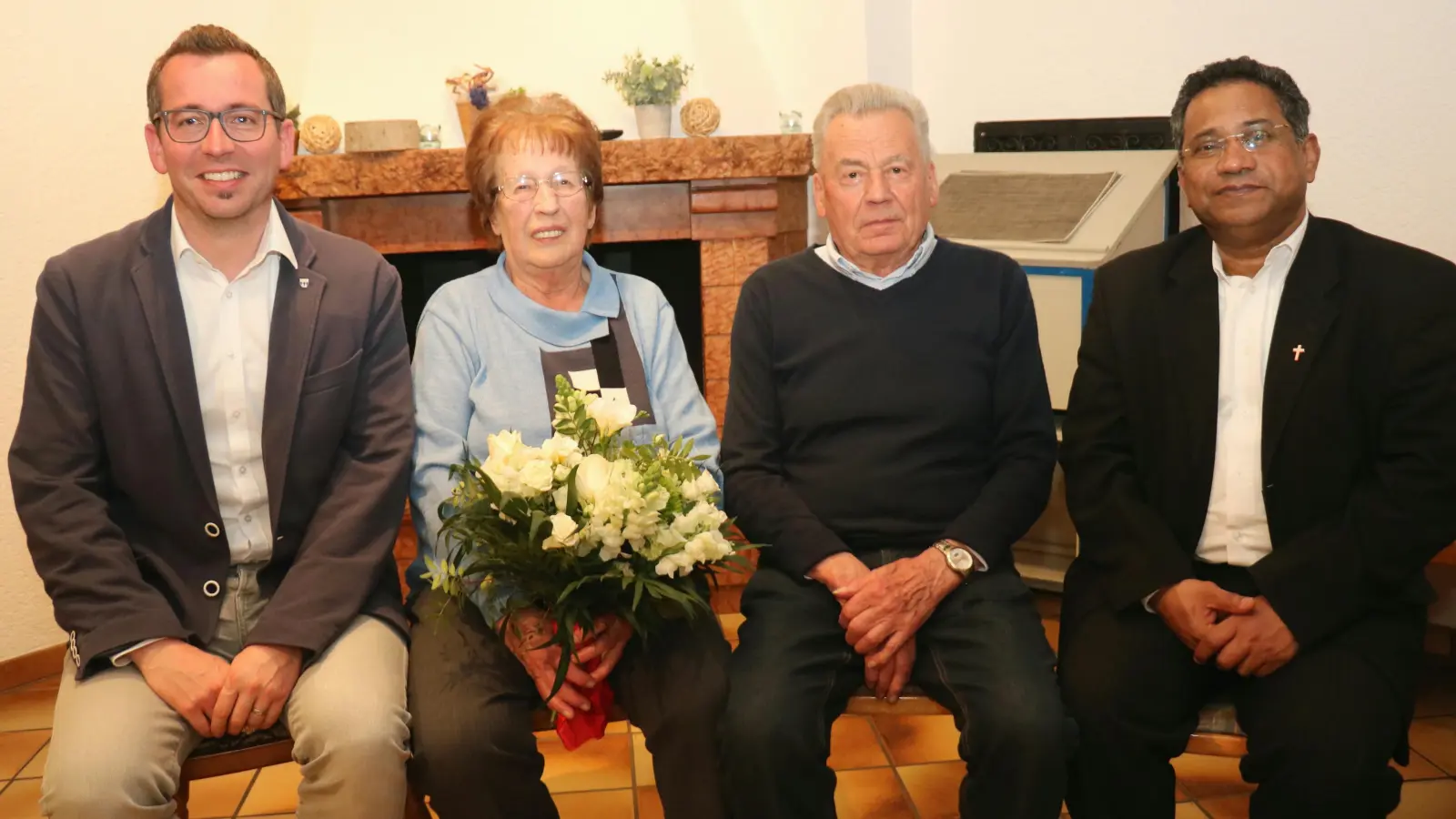 <b>Seit 60 Jahren</b> sind Sophia und Martin Bader ein Ehepaar. Zur diamantenen Hochzeit gratulierten Rehlings Bürgermeister Christoph Aidelsburger und Pater Thomas.  (Foto: Josef Abt)