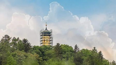 Wetterfest   sollte es schon sein, das Gerüst, das den Turm der Wallfahrtskirche Maria Beinberg umgibt - die Wolken am Horizont deuten jedenfalls auf diesem Bild auf ein Unwetter hin, das aufziehen könnte. 	Foto: A. Schilling (Foto: A. Schilling)