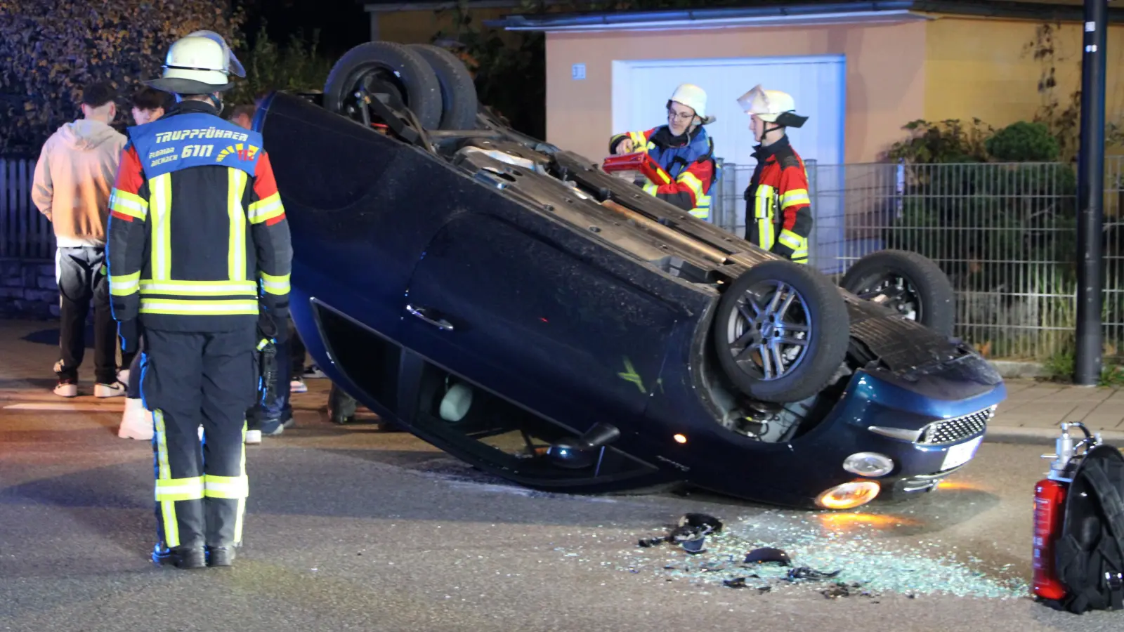 <b>Auf dem Dach</b> blieb dieses dreirädrige Auto liegen. Der 16-jährige Fahrer war wohl zu schnell im Kreisverkehr in Aichach an der Augsburger Straße unterwegs.  (Foto: Philipp Zucht/Feuerwehr Aichach )