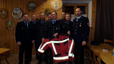 <b>Die neue Einsatzkleidung</b> stellte die Vorstandschaft der Oberzeitlbacher Feuerwehr bei der Jahreshauptversammlung vor.  (Foto: Gisela Huber)