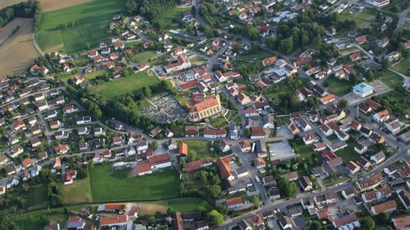 Abstände zwischen einzelnen Bauwerken - hier ein Luftbild von Aindling - könnten bald noch kleiner werden. Gemeinde- und Stadträte fürchten Unfrieden in den Dörfern.