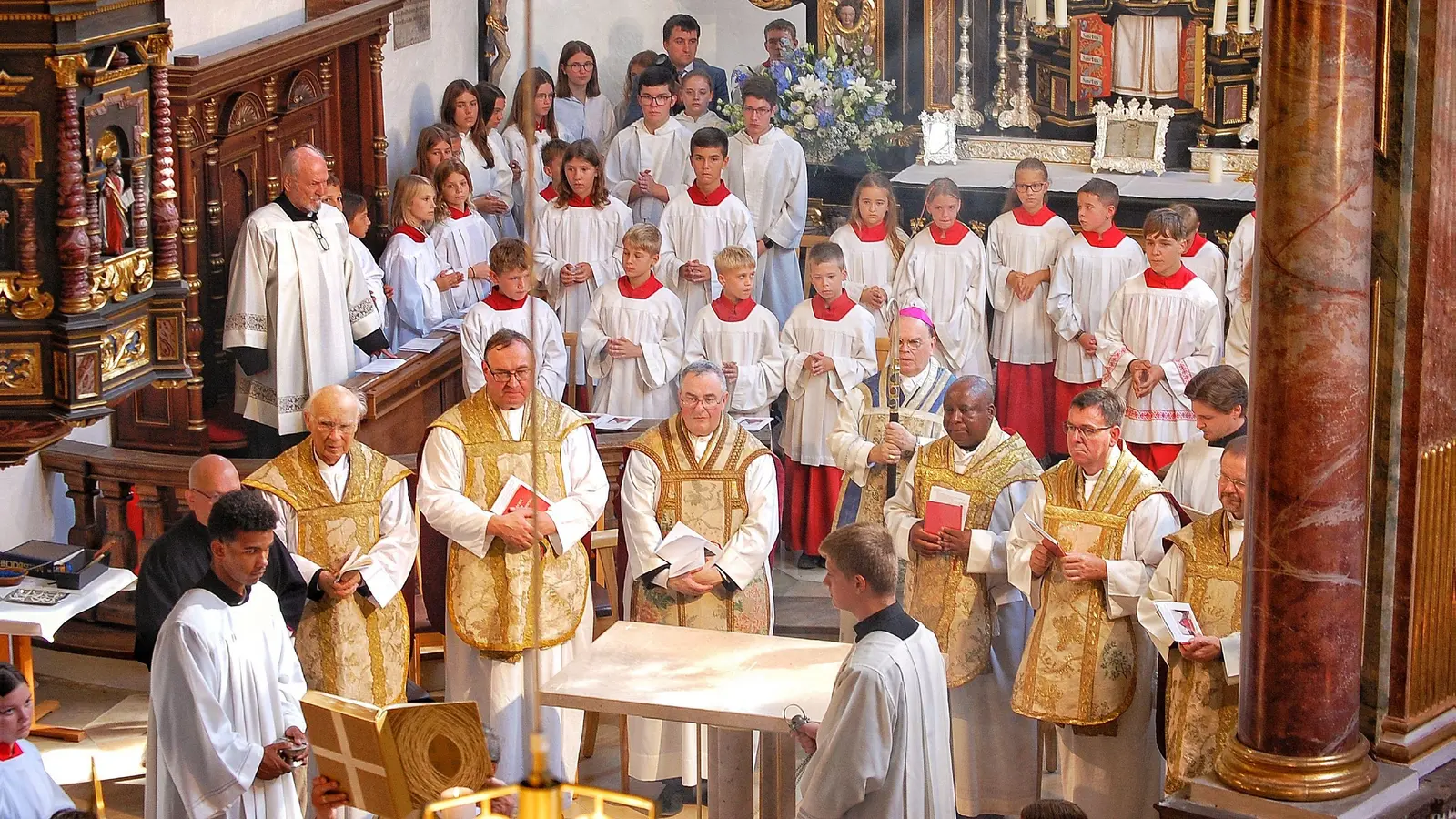 Die Altarweihe verlief nach dem vorgegebenen Ritus der römisch-katholischen Kirche. Links neben dem Bischof der Hausherr, Pfarrer Michael Menzinger.  (Foto: Thomas Floerecke)