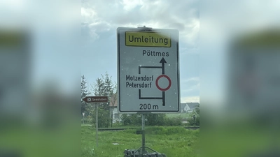 Am Bahnübergang Radersdorf führt ein Umleitungsschild über Motzendorf und Petersdorf nach Pöttmes. Das verwirrt sogar Ortskundige.  (Foto: privat)