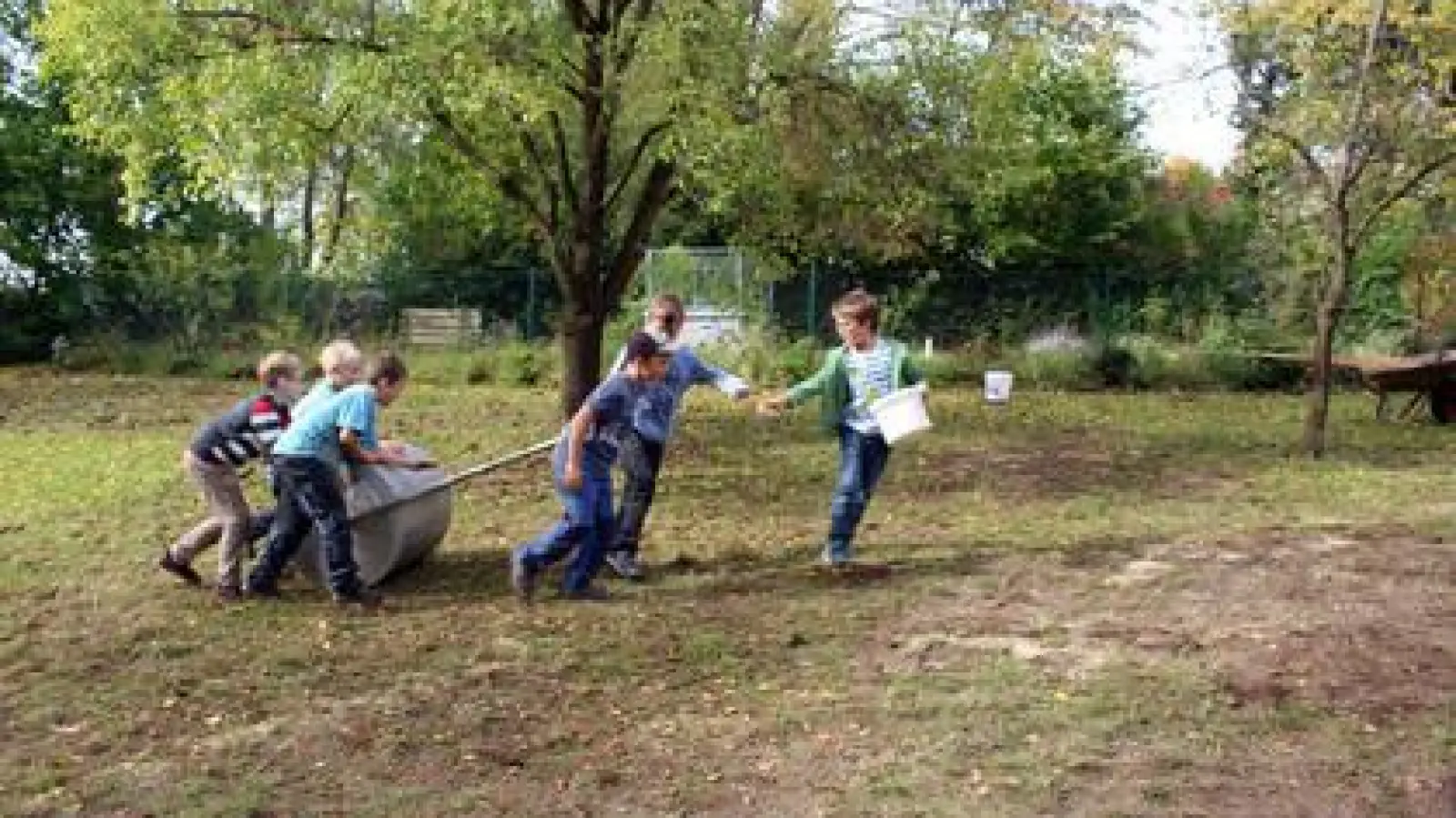 Mit Begeisterung  brachten die Kinder der Schulgartengruppe der Grund- und Mittelschule Kühbach das mitgebrachte Saatgut auf der vorbereiteten Fläche aus. 	Foto: LPV Aichach-Friedberg (Foto: LPV Aichach-Friedberg)