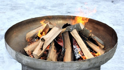 Ein Lagerfeuer im Winter besitzt einen besonderen Charme.<br> (Foto: Pixabay)