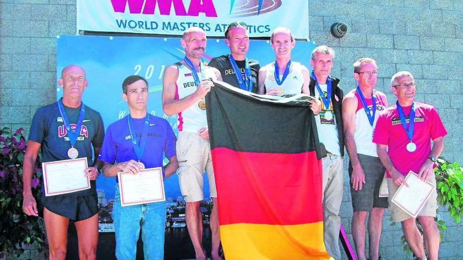 &lt;p&gt; &lt;x_bildunterschr&gt; &lt;b&gt;Stolz präsentiert Josef Oefle &lt;/b&gt; (vierter von rechts) seine Goldmedaille. Mit seinen deutschen Teamkollegen Uwe Bernd und Frank Loschner wurde der Unterwittelsbacher Mannschaftsweltmeister im Marathon. &lt;tab/&gt;Fotos: privat &lt;/x_bildunterschr&gt; &lt;/p&gt;