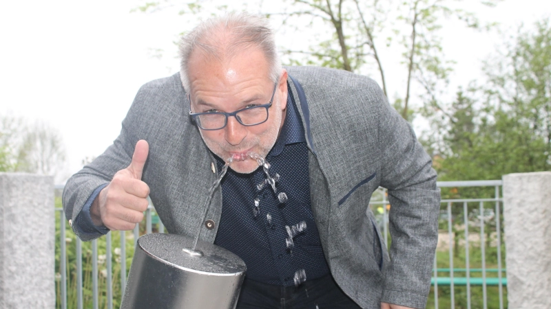 <b>Funktioniert</b>und schmeckt: Der Sielenbacher Bürgermeister Heinz Geiling testet den neuen Trinkwasserbrunnen in der Schwaigstraße. (Foto: Berndt Herrmann)