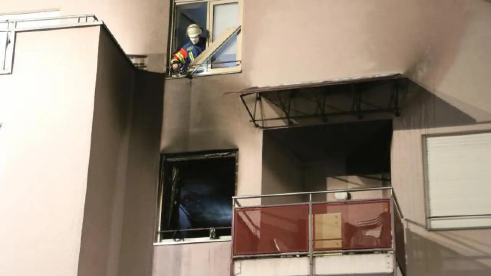 In diesem Zimmer (unteres Fenster) soll der 33-jährige Sohn der Bewohnerin das Feuer vorsätzlich gelegt haben.