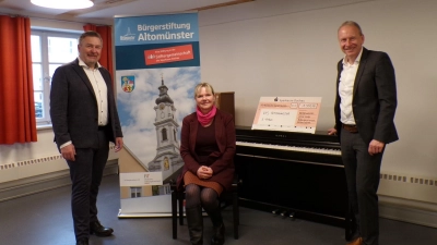 <b>Freude über das E-Piano</b> (von links): Bürgermeister Michael Reiter, Maria Kreppold (Geschäftsleiterin der Volkshochschule Altomünster) und Josef Steinhardt von der Altomünsterer Sparkasse. (Foto: Gisela Huber)