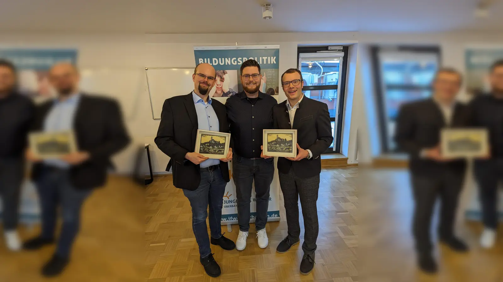 <b>Die Dachauer</b> Andreas Brüstle (links) und Markus Erhorn (rechts) mit Geschenken zum Abschied und dem Bezirksvorsitzenden Florian Lichtenstern. (Foto: privat)