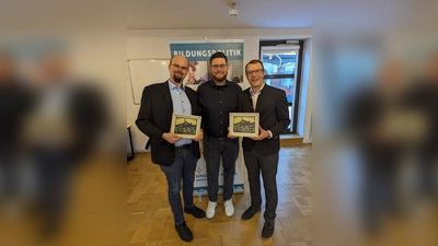 <b>Die Dachauer</b> Andreas Brüstle (links) und Markus Erhorn (rechts) mit Geschenken zum Abschied und dem Bezirksvorsitzenden Florian Lichtenstern. (Foto: privat)