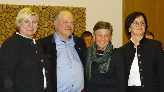 <b>Reinhard Herb</b> mit „seinen” drei Kreisbäuerinnen (von links): Steffi Koppold-Keis, Martha Brunnenmeier und Sabine Asum.  (Foto: Brigitte Glas)