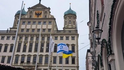 Nach den Anschlägen Anfang Oktober des vergangenen Jahres hisste die Stadt Augsburg die Israelflagge als Solidaritätsbekundung vor dem Rathaus.  (Foto: Markus Höck)