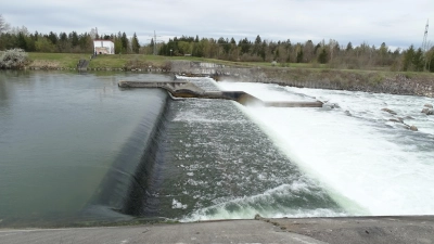 <b>Wellen schlägt</b> das Vorhaben von Uniper, an der Schwelle bei Flusskilometer 50,4 (Foto) ein neues Wasserkraftwerk zu bauen. <br><br> (Foto: Birgitte Glas)