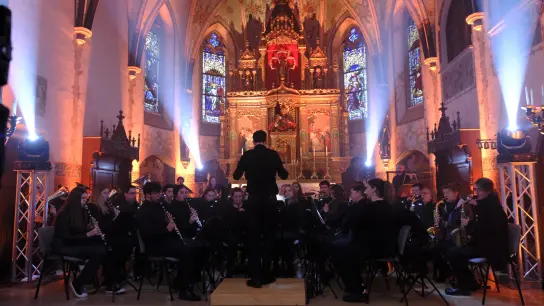 <b>Alle Sinne</b> sprachen die Blasmusiker aus Pöttmes mit ihrem Konzert in der Gundelsdorfer Kirche an. Das Publikum im vollbesetzten Gotteshaus war begeistert von „Emotions in Concert“. (Foto: Birgit Strasser)