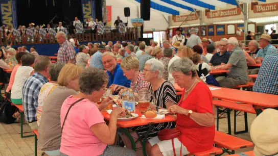 Mit gut 350 Personen folgten am Samstag in Pöttmes weniger als die Hälfte der 984 eingeladenen Senioren der Einladung ihrer Gemeinde zum Volksfestbesuch. (Foto: Wilhelm Wagner)