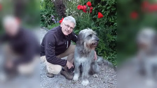 20 Jahre lang war Albert Krzich als ehrenamtlicher Richter tätig. Nun hat er viel Zeit für Spaziergänge mit seinem Hund.  (Foto: privat)