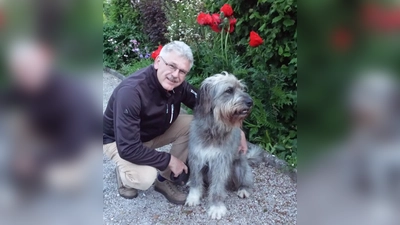 20 Jahre lang war Albert Krzich als ehrenamtlicher Richter tätig. Nun hat er viel Zeit für Spaziergänge mit seinem Hund.  (Foto: privat)