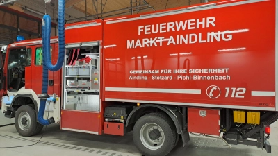 <b>Sehnsüchtig erwartet</b> und nun endlich da: Der Gerätewagen Logistik für die Aindlinger Feuerwehren ist da. Im Sommer 2021 ist der Beschluss gefasst worden.  (Foto: Gertrud Hitzler)