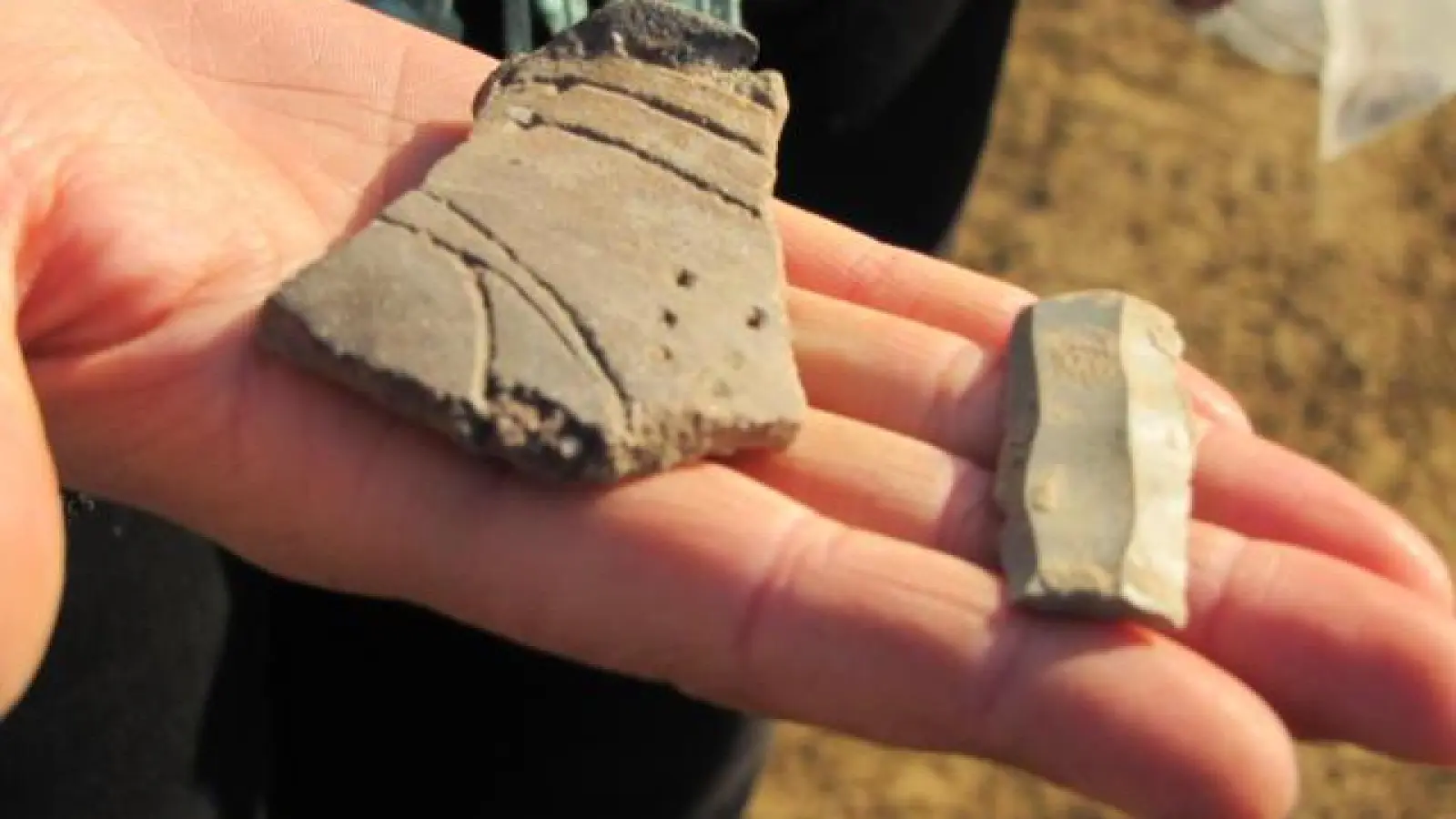 Zahlreiche Stücke   „Linearkeramik” wurden gefunden. Hier ein Stück eines handgefertigten Topfs (links) und ein „Silexabschlag”, eine Klinge, mit der geschabt wurde.