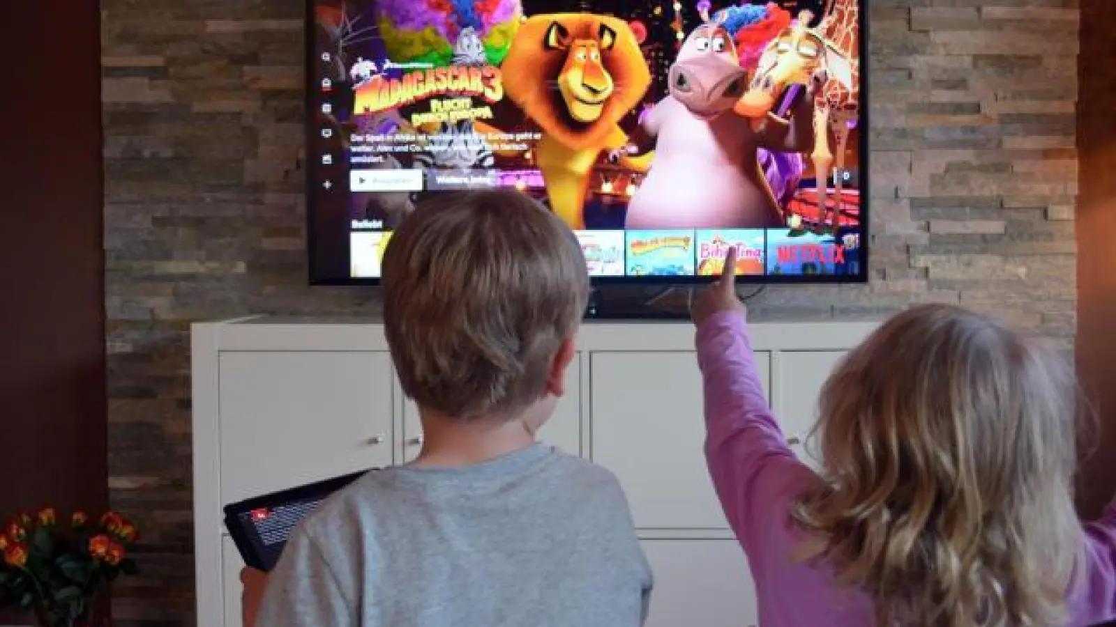 Kinder verbringen   derzeit mehr Zeit vor dem Fernseher. Laut KJF- Familienberaterin Sabine Silaschi-Fuchs sei das okay.	    	Foto: KJF/Ralf Beunink (Foto: KJF/Ralf Beunink)