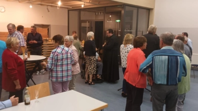 <b>Raum für erste Gespräche</b> gab es nach der Messe in Unterbernbach, um den neuen Pfarrer Simon Fleischmann besser kennenzulernen. Er stand für Gespräche bereit.  (Foto: Monika Walter)