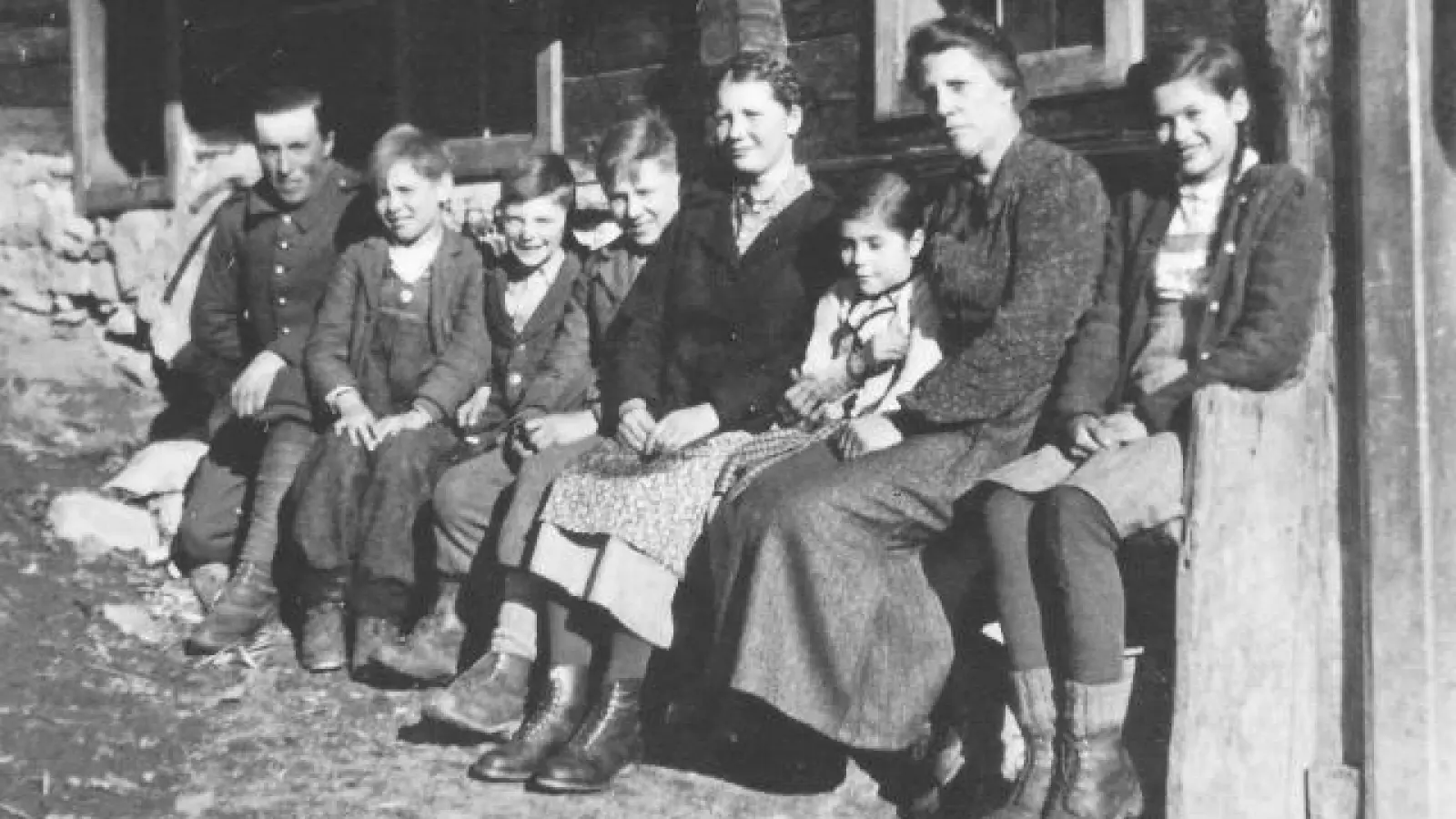 Maria Etzer (Zweite von rechts) blieb einfach nur menschlich.   Das kommt etwa auf diesem Bild zum Ausdruck, das sie zusammen mit ihren Kindern und zwei sogenannten Fremdarbeitern auf einer Bank vor ihrem Haus zeigt. Zu NS-Zeiten war das allerdings verboten. 	Foto: Prieler-Woldan (Foto: Prieler-Woldan)