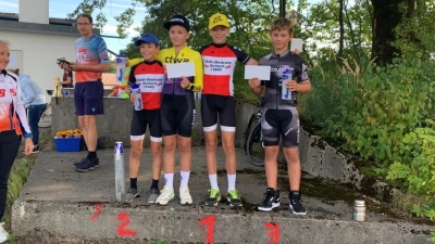 <b>Leopold Regauer</b> (Zweiter von rechts) fuhr in Wolfratshausen seinen zweiten Saisonsieg ein. RSC-Teamkollege Vitus Tyroller (links) belegte den vierten Platz. (Foto: AZ)