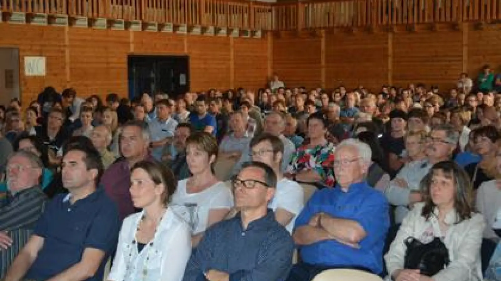 Rund 400 Besucher   kamen am Samstagnachmittag in die TSV-Sporthalle in Oberach, um sich über die Gefahren der Strahlung zu informieren.	Fotos: Alfred Haas (Fotos: Alfred Haas)