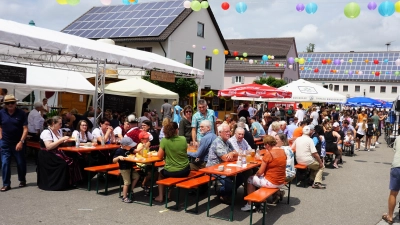 <b>Ab 19 Uhr</b> füllten sich die Biertische beim Aindlinger Marktfest. Die Vereine hatten allerhand zu tun. (Foto: Sofia Brandmayr)