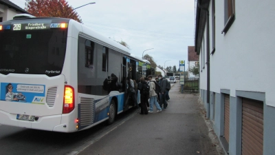<b>Der Bus ist da.</b> Das war und ist nicht an allen Haltestellen, besonders am Morgen, im Landkreis Aichach-Friedberg selbstverständlich. Die Bemühungen, vor allem den Schülerverkehr aufrecht zu erhalten, sind laut AVV hoch, Teilweise wird zu unkonventionellen Maßnahmen gegriffen.  (Foto: Ines Speck)