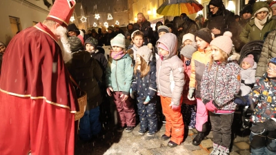 Mit leuchtenden Augen warten die kleinen Christkindlmarktbesucher gespannt, was der Nikolaus für sie bereit hält. Zuvor hatte er das erste Türchen am Rathausadventskalender geöffnet.  (Foto: Erich Hoffmann)