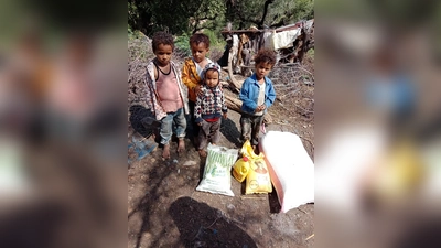 Seit mehr als einem Jahr werden etwa 300 hungernde Familien in den Bergen von Al Mihlaf von der Jemenhilfe mit Lebensmittel-Rationen versorgt. (Foto: Ali Al Sufi)