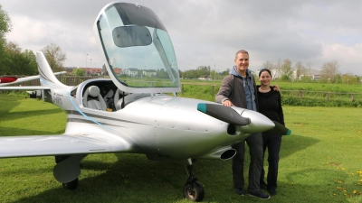 Manuela und Frank Casaretto mit ihrem Ultraleichtflugzeug „Charly” kurz vor dem Start in Aichach. (Foto: Alice Lauria)