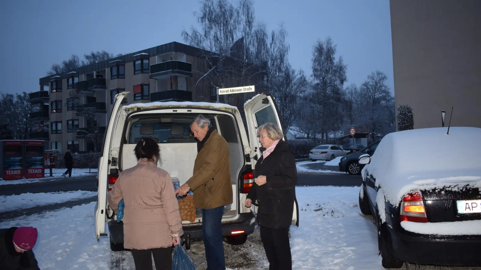 <b>Dr. Rainer Magoley</b> verteilt mit seiner Ehefrau Dr. Renate Magoley die gespendeten Kartoffeln und Joghurts gleich direkt aus dem Transporter heraus an die Hilfsbedürftigen.  (Fotos: Thomas Weinmüller)