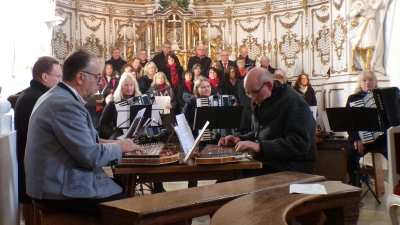 <b>Das Adventssingen</b> in Altomünster war auch wieder ein Besuchermagnet. Die Mitwirkenden unterhielten die Gäste mit Musik und besinnlichen Texten. (Foto: Gisela Huber)